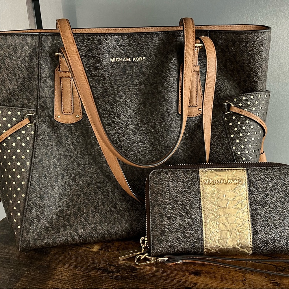 Michael Kors Voyager tote with matching wallet